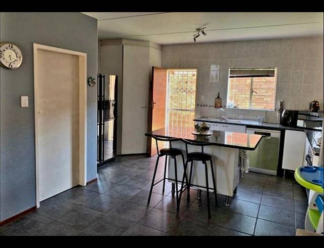 3 BEDROOM PROPERTY TO RENT IN KYALAMI HILLS